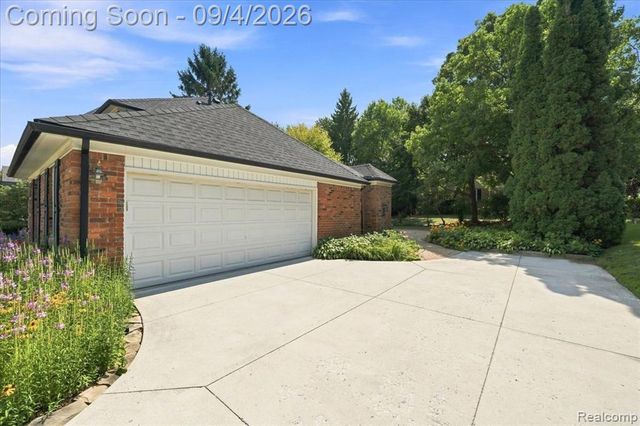 22555 Shadowglen Drive, Farmington Hills, MI 48335