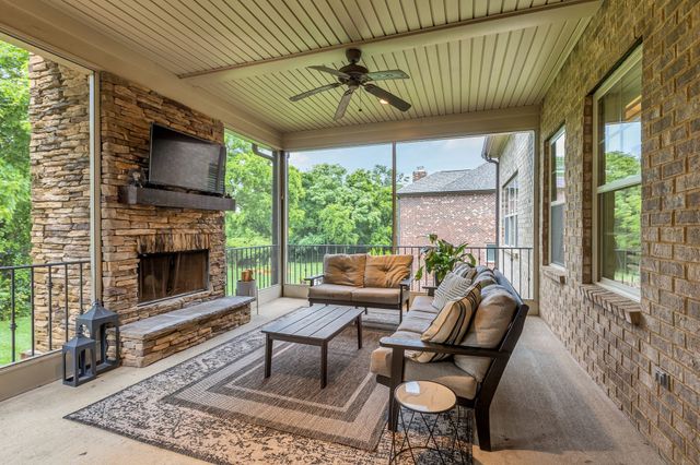 2040 Brisbane Dr, Spring Hill, TN 37174