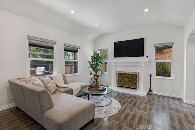 19419 Oxnard Street, Tarzana, CA 91356