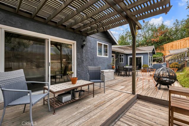 19419 Oxnard Street, Tarzana, CA 91356