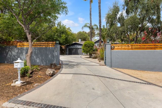 19419 Oxnard Street, Tarzana, CA 91356