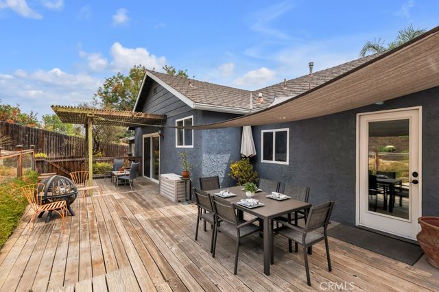 19419 Oxnard Street, Tarzana, CA 91356