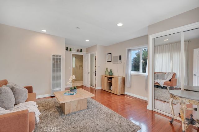 19419 Oxnard Street, Tarzana, CA 91356