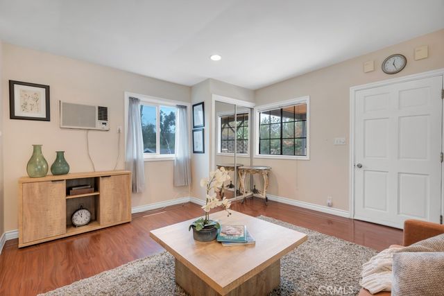 19419 Oxnard Street, Tarzana, CA 91356