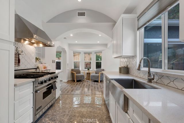 19419 Oxnard Street, Tarzana, CA 91356