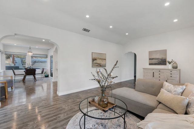 19419 Oxnard Street, Tarzana, CA 91356