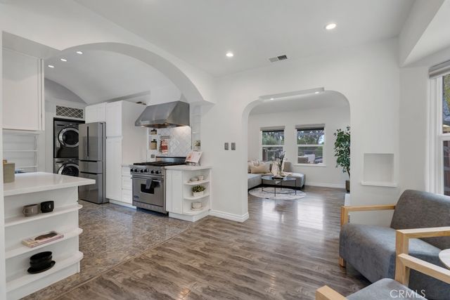 19419 Oxnard Street, Tarzana, CA 91356