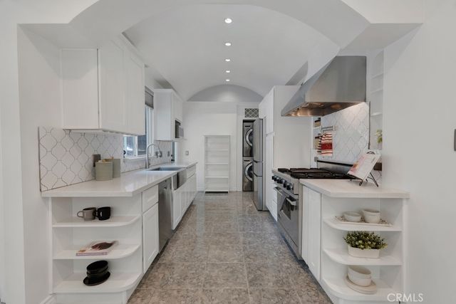 19419 Oxnard Street, Tarzana, CA 91356