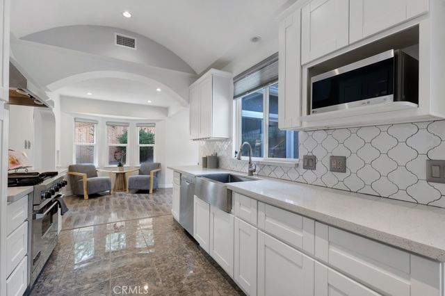 19419 Oxnard Street, Tarzana, CA 91356