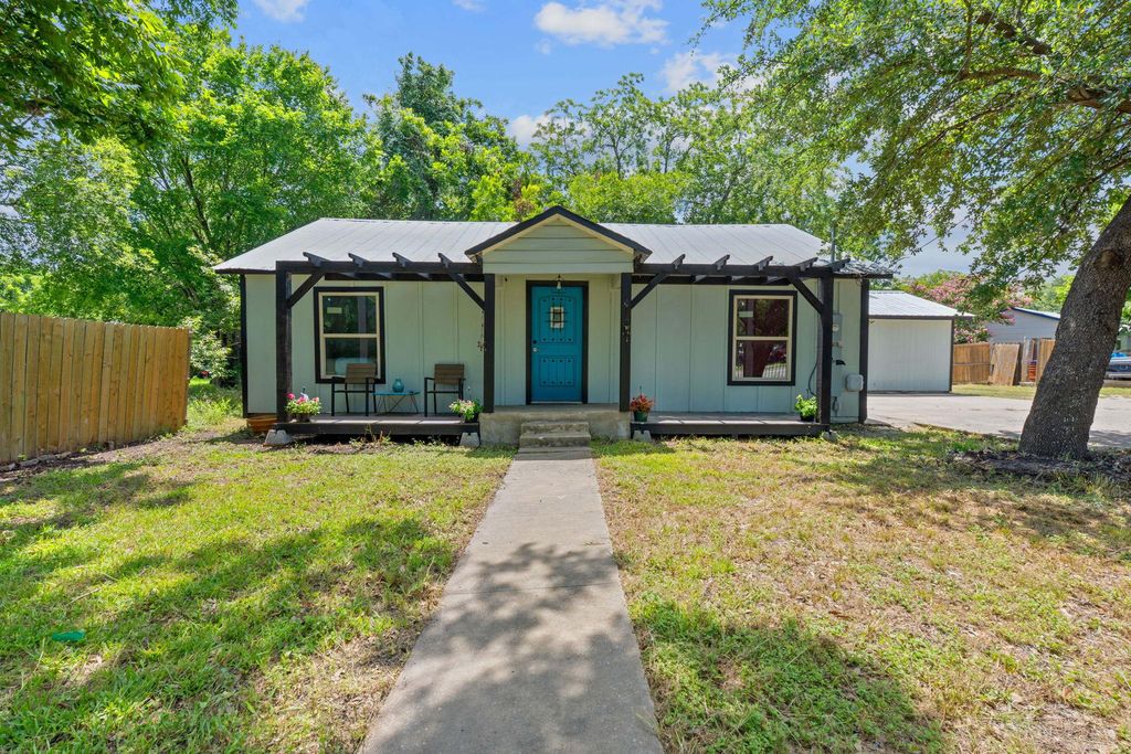 1013 N Colorado ST, Lockhart, TX 78644