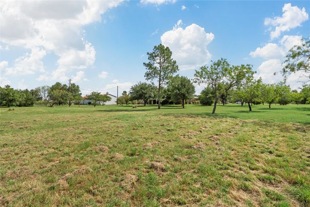 689 LCR 662, Kosse, TX 76653