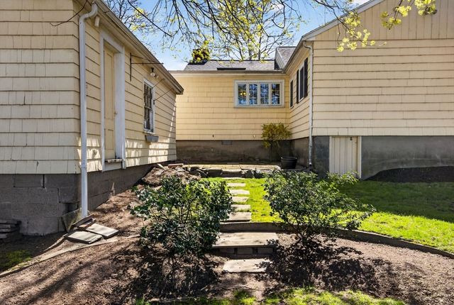 6 Cunha Rd, Peabody, MA 01960