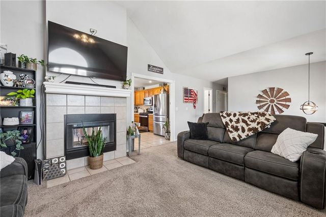 814 W 7th Avenue, Kearney, MO 64060