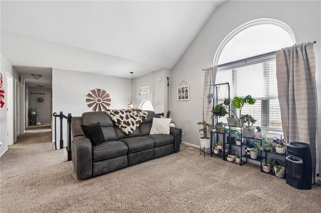 814 W 7th Avenue, Kearney, MO 64060