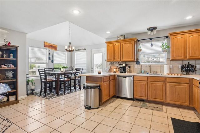 814 W 7th Avenue, Kearney, MO 64060