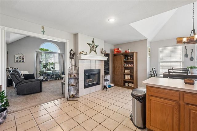 814 W 7th Avenue, Kearney, MO 64060