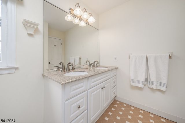 15 Alison Ct, New Providence Boro, NJ 07974