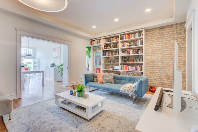 1924 W Newport Avenue, Chicago, IL 60657