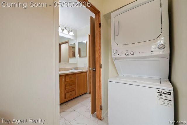 2018 John R Road, Troy, MI 48083