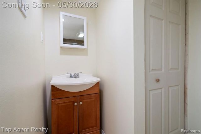 2018 John R Road, Troy, MI 48083