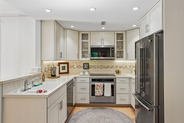 3131 Fleur Drive 102, Des Moines, IA 50321