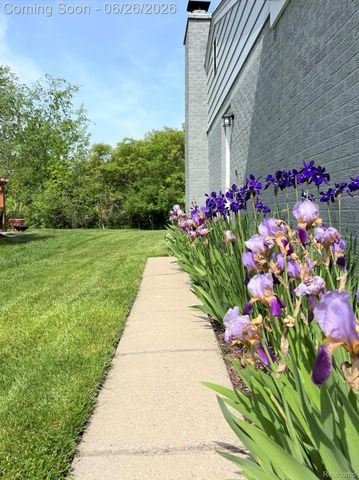 29981 Rock Creek Drive, Southfield, MI 48076