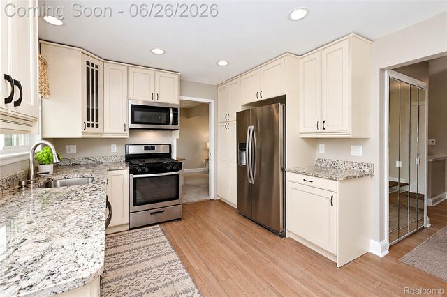 29981 Rock Creek Drive, Southfield, MI 48076