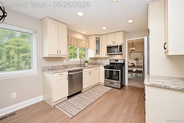 29981 Rock Creek Drive, Southfield, MI 48076