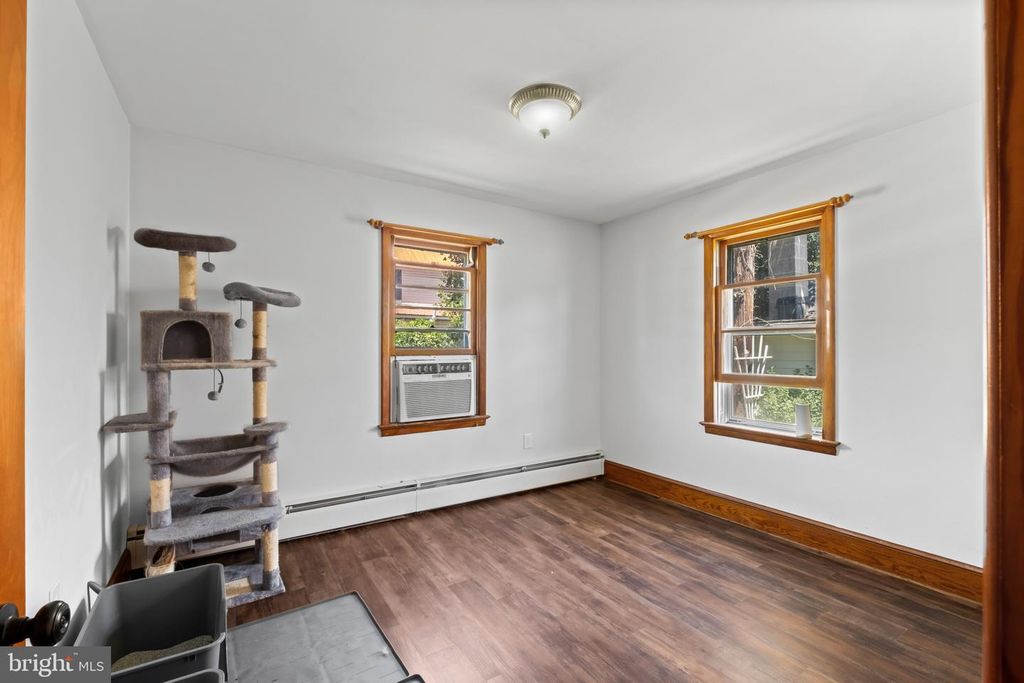 Image 15 of property listing at 301 WRIGHTS AVE, Hurlock, MD 21643