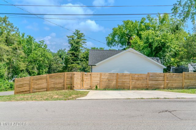 229 Edgewood Ave Ave, Clinton, TN 37716