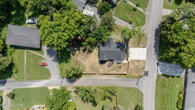 229 Edgewood Ave Ave, Clinton, TN 37716