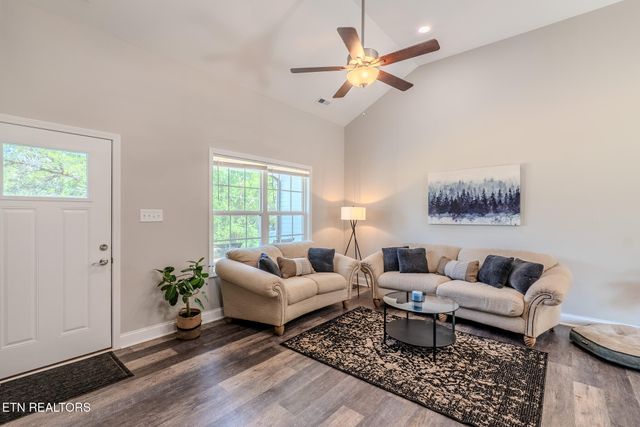 229 Edgewood Ave Ave, Clinton, TN 37716