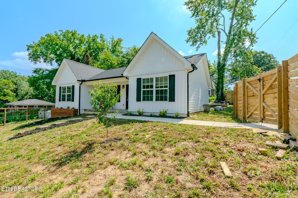 229 Edgewood Ave Ave, Clinton, TN 37716