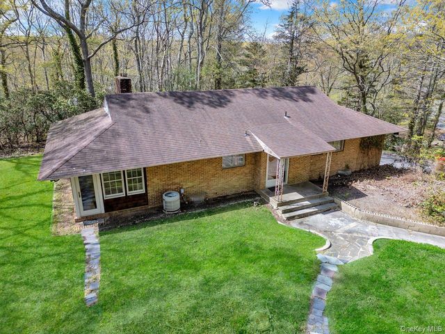 28 Picardy Lane, Laurel Hollow, NY 11791