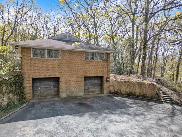 28 Picardy Lane, Laurel Hollow, NY 11791