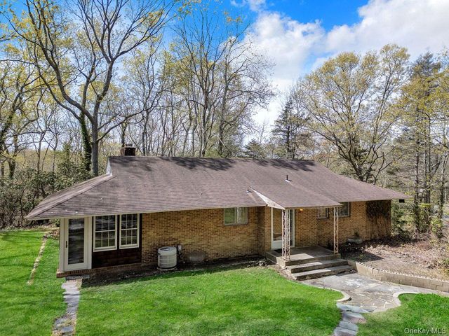 28 Picardy Lane, Laurel Hollow, NY 11791