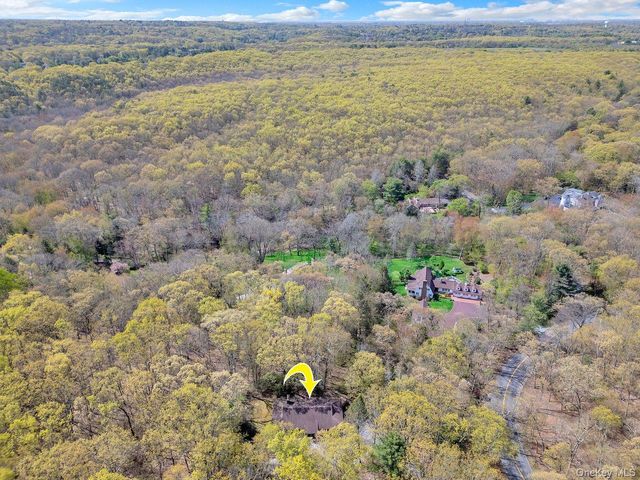 28 Picardy Lane, Laurel Hollow, NY 11791