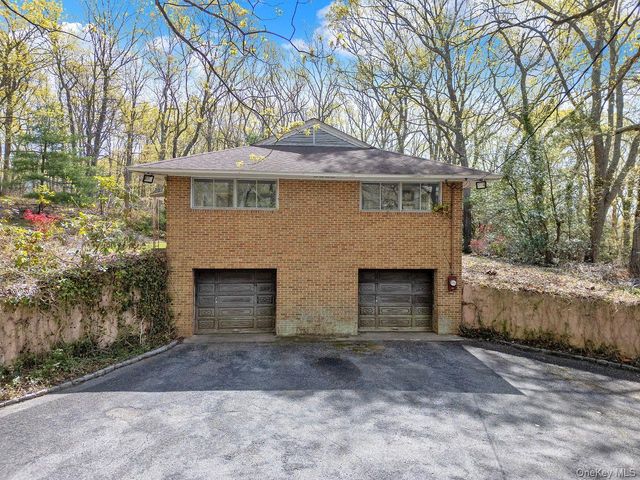 28 Picardy Lane, Laurel Hollow, NY 11791