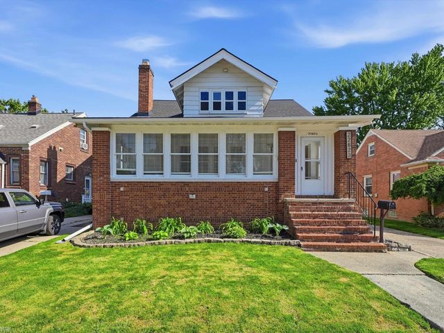 22823 Visnaw Street, St Clair Shores, MI 48081