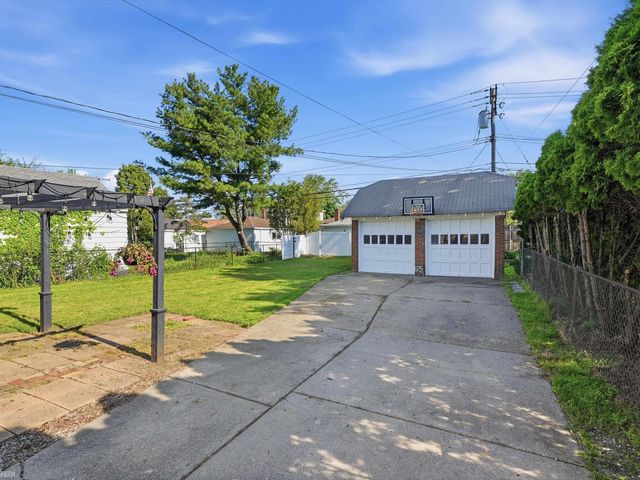 22823 Visnaw Street, St Clair Shores, MI 48081