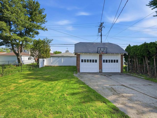 22823 Visnaw Street, St Clair Shores, MI 48081
