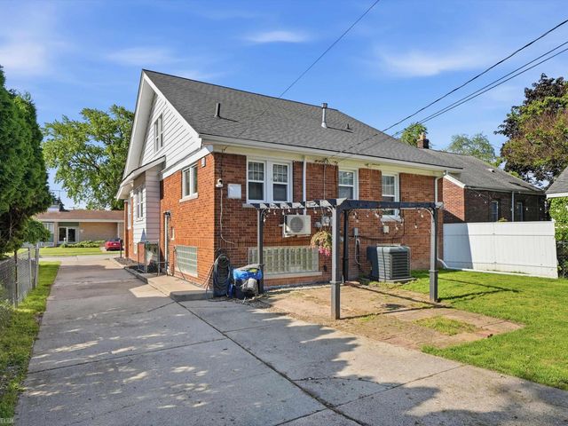 22823 Visnaw Street, St Clair Shores, MI 48081