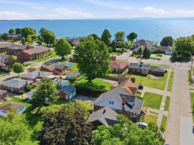 22823 Visnaw Street, St Clair Shores, MI 48081