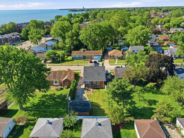 22823 Visnaw Street, St Clair Shores, MI 48081