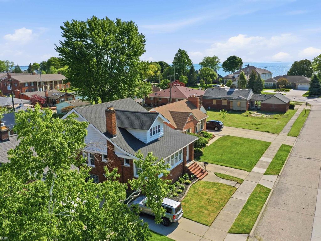 22823 Visnaw Street, St Clair Shores, MI 48081