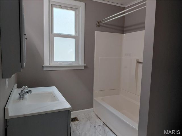 25 W Oak Street, Mascoutah, IL 62258