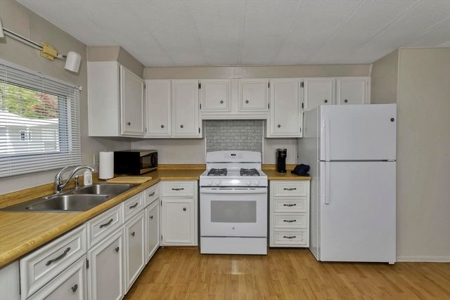 32 Puffin Drive, Chicopee, MA 01020