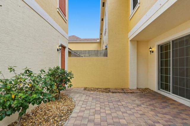 627 Dakota Drive, Jupiter, FL 33458