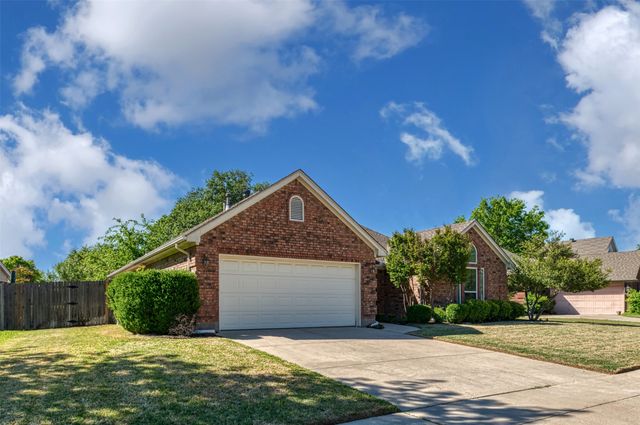 1057 Springwood Drive, Saginaw, TX 76179