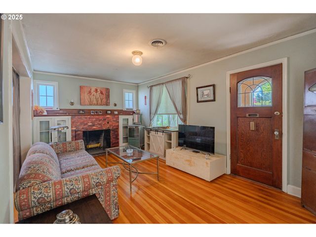 2412 HARNEY St, Vancouver, WA 98660